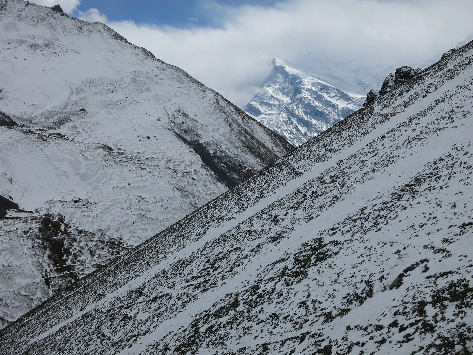 Snow slopes on the way to Thorong La pass
